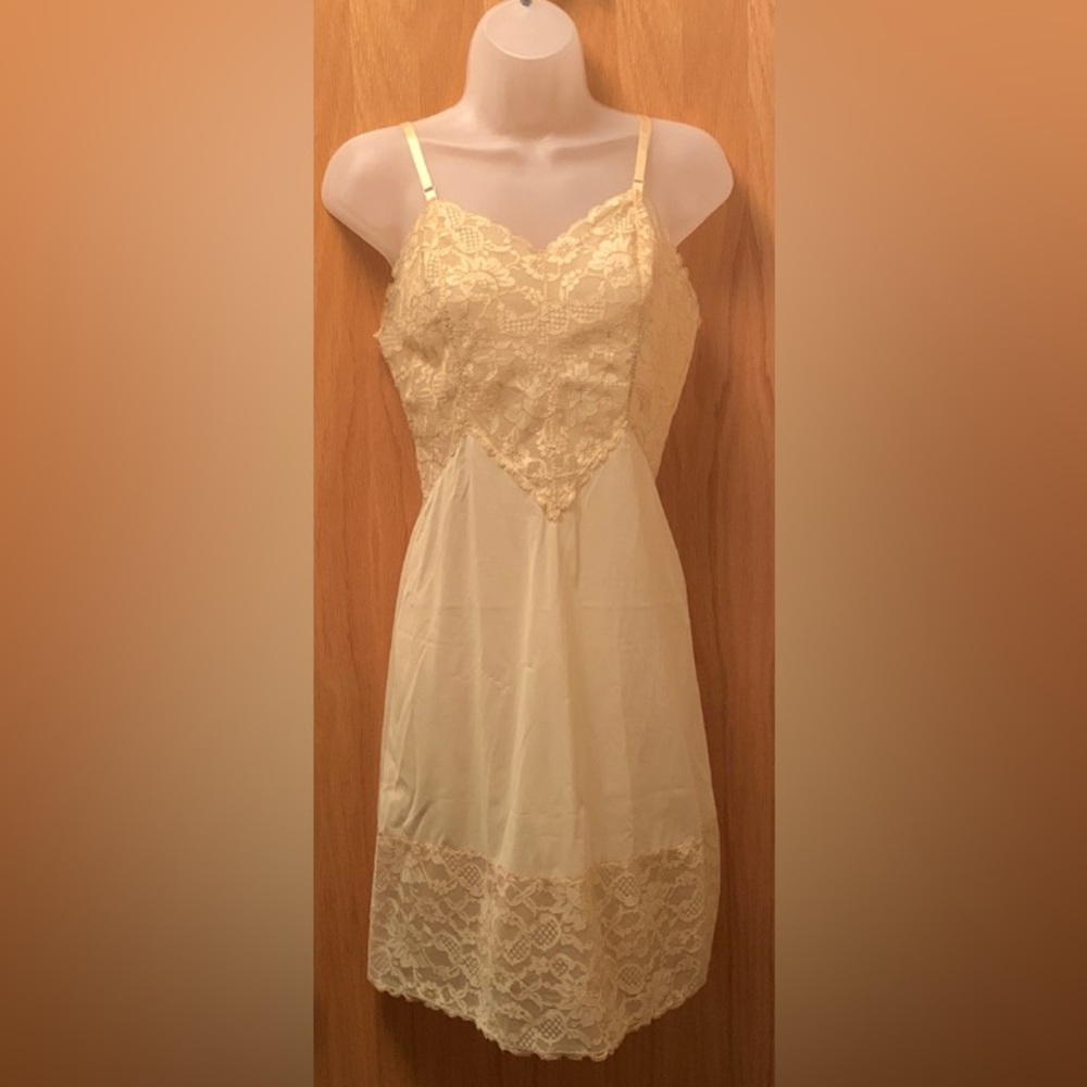 VTG 1970s Vanity Fair Silky Lace Slip Dress Cream Nude 32 ❤️